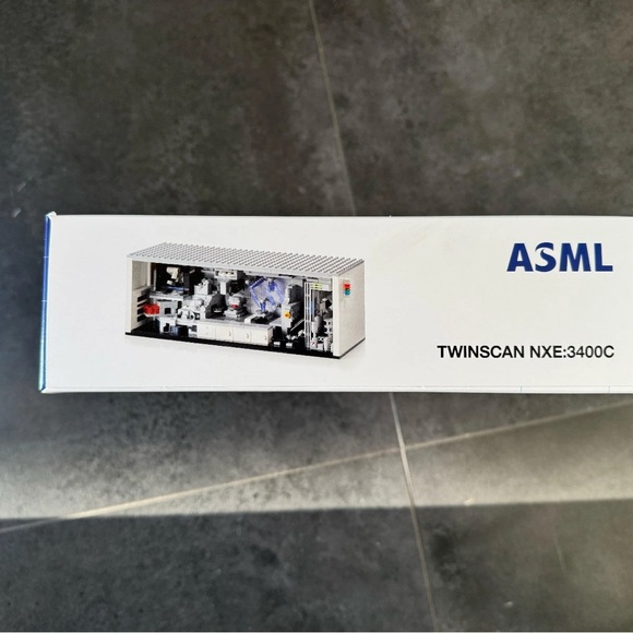 Lego ASML Twinscan NXE:3400C Building Set - White and Black - Picture 3 of 4
